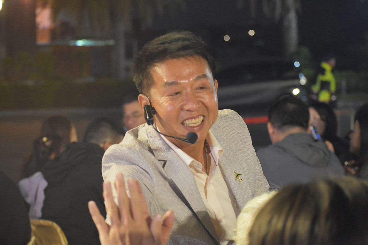 許智傑出席「大海開吃」活動，與在地漁民、攤商及市民一同品嚐新鮮海味。 圖：許智傑競選總部/提供