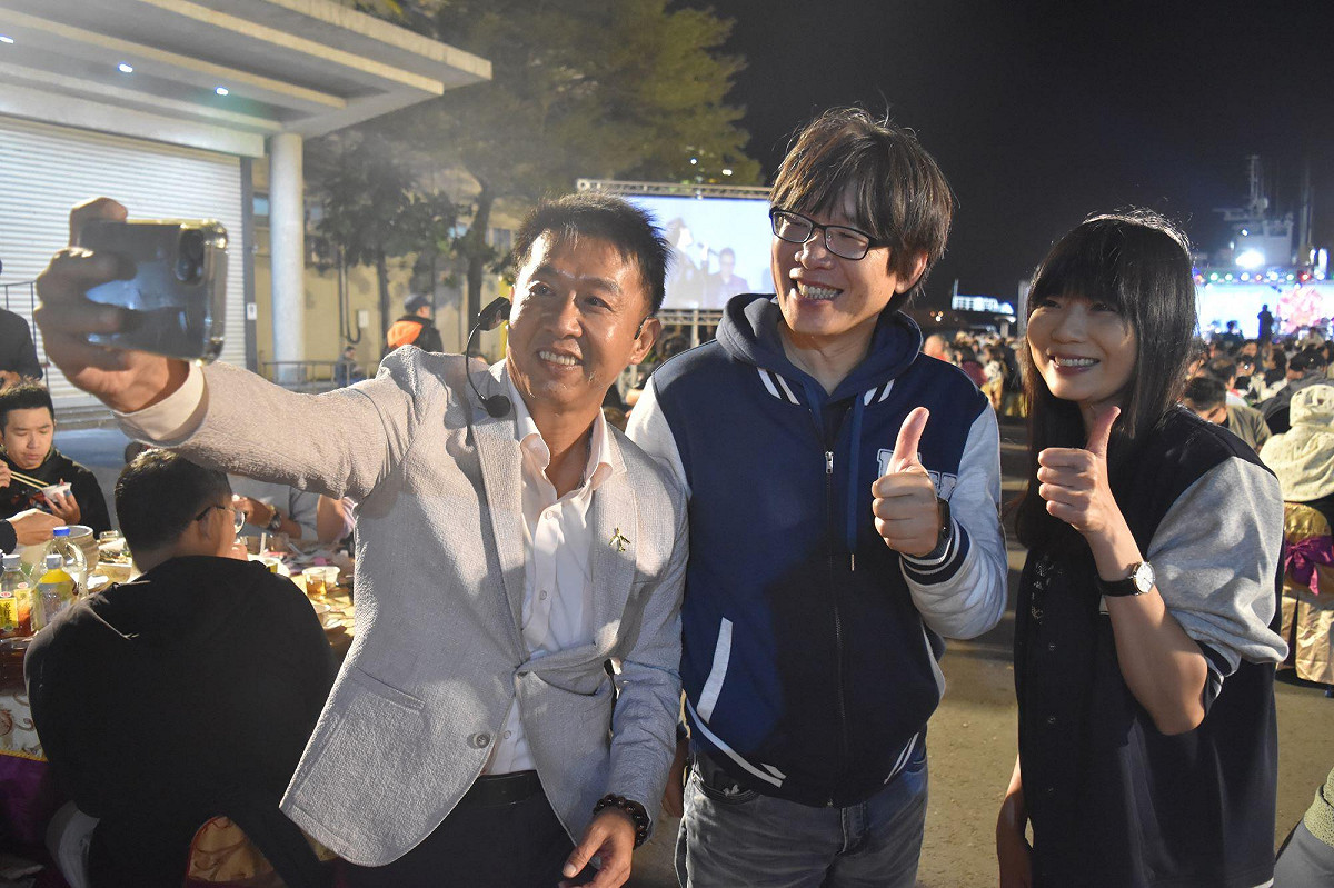 許智傑(左)出席「大海開吃」活動，與民眾玩自拍。 圖：許智傑競選總部/提供