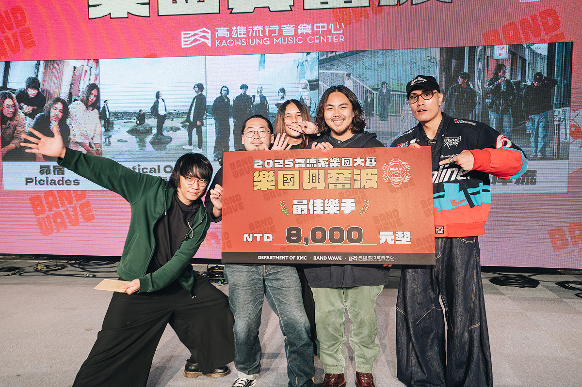 「最佳樂手獎」由「昴宿 Pleiades」鼓手陳冠橋(右二)獲得。 圖：高雄流行音樂中心/提供