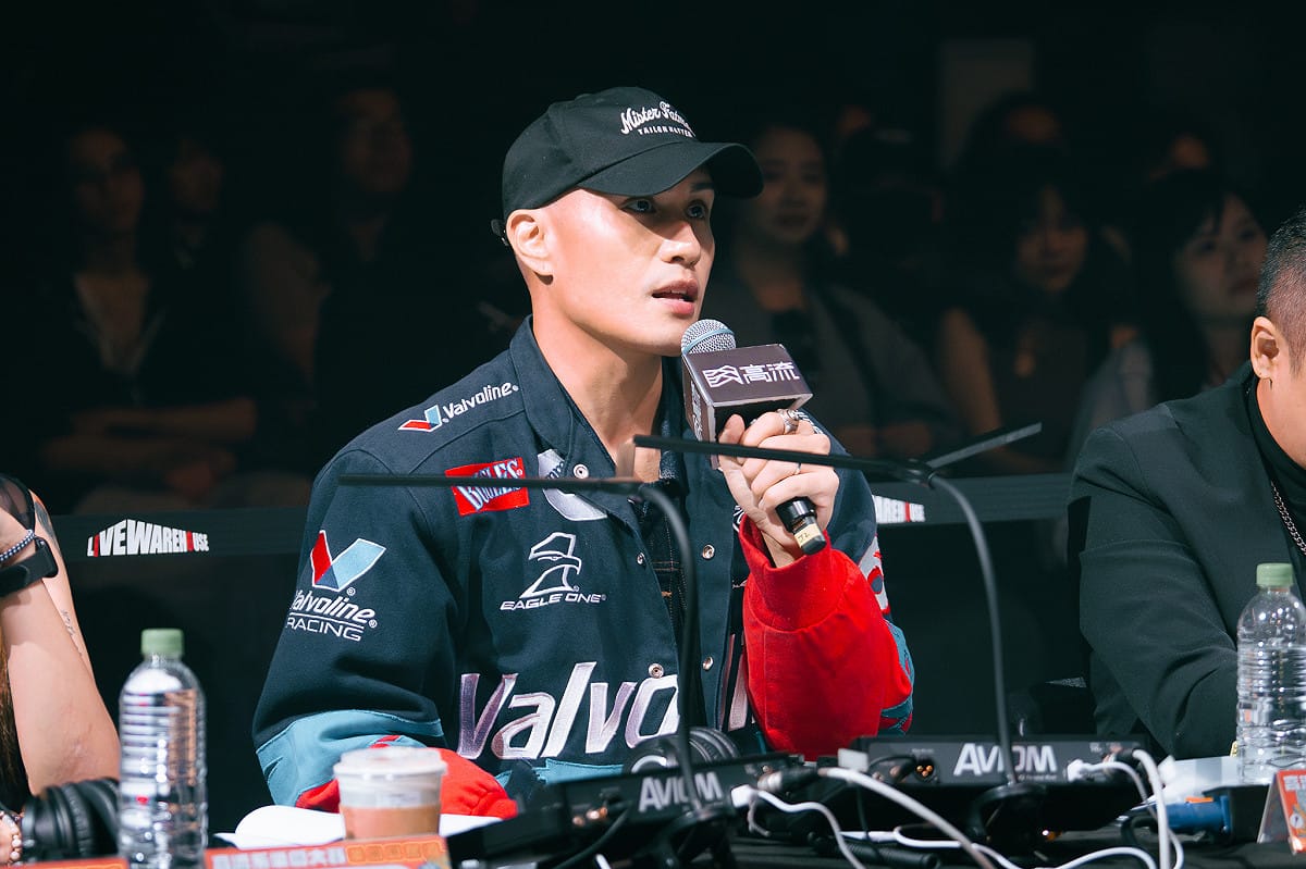 評審YELLOW黃宣籲參賽樂團享受舞台，並期待冠軍「BRBP」的專場演出。 圖：高雄流行音樂中心/提供