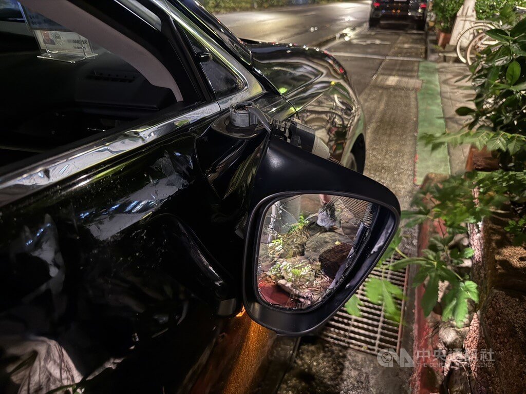 台北市警方說，12歲女童12日晚間疑違規未走行人穿越道，遭1輛汽車擦撞造成身體手腳擦挫傷，送醫後無礙，汽車為閃避女童撞毀車身及後視鏡。車禍肇事原因待查。（翻攝畫面）中央社記者劉建邦傳真　114年12月14日