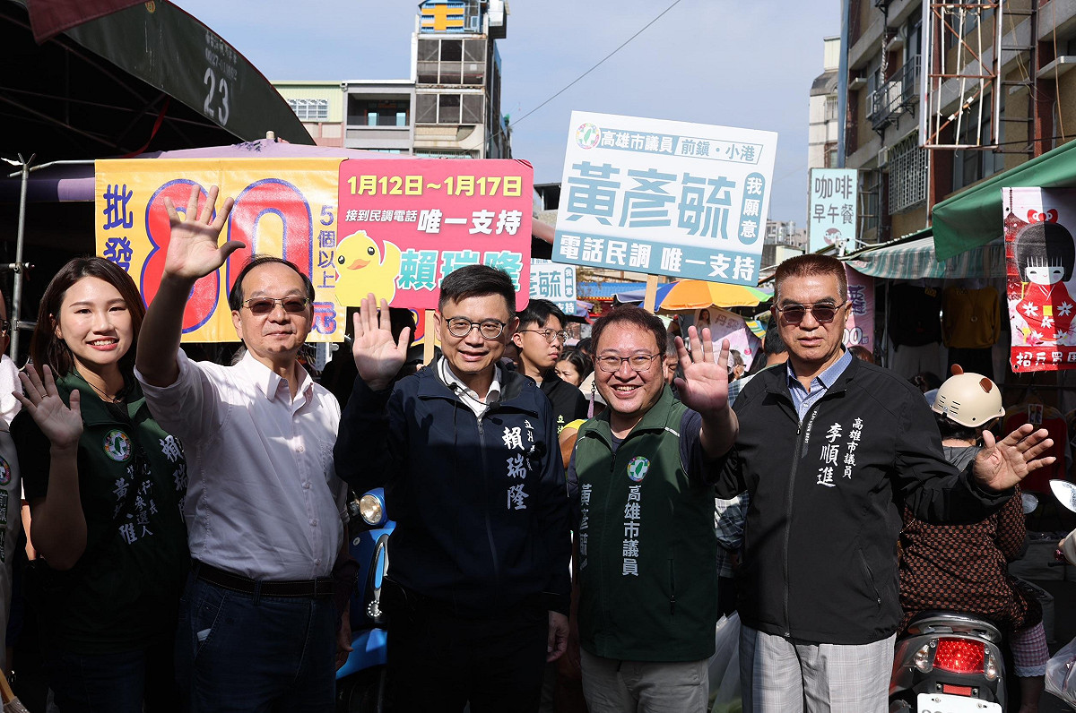賴瑞隆(中)在王瑞德(左二)及在地政治人物陪同下走訪鳳山肉豆公市場。 圖：賴瑞隆辦公室/提供
