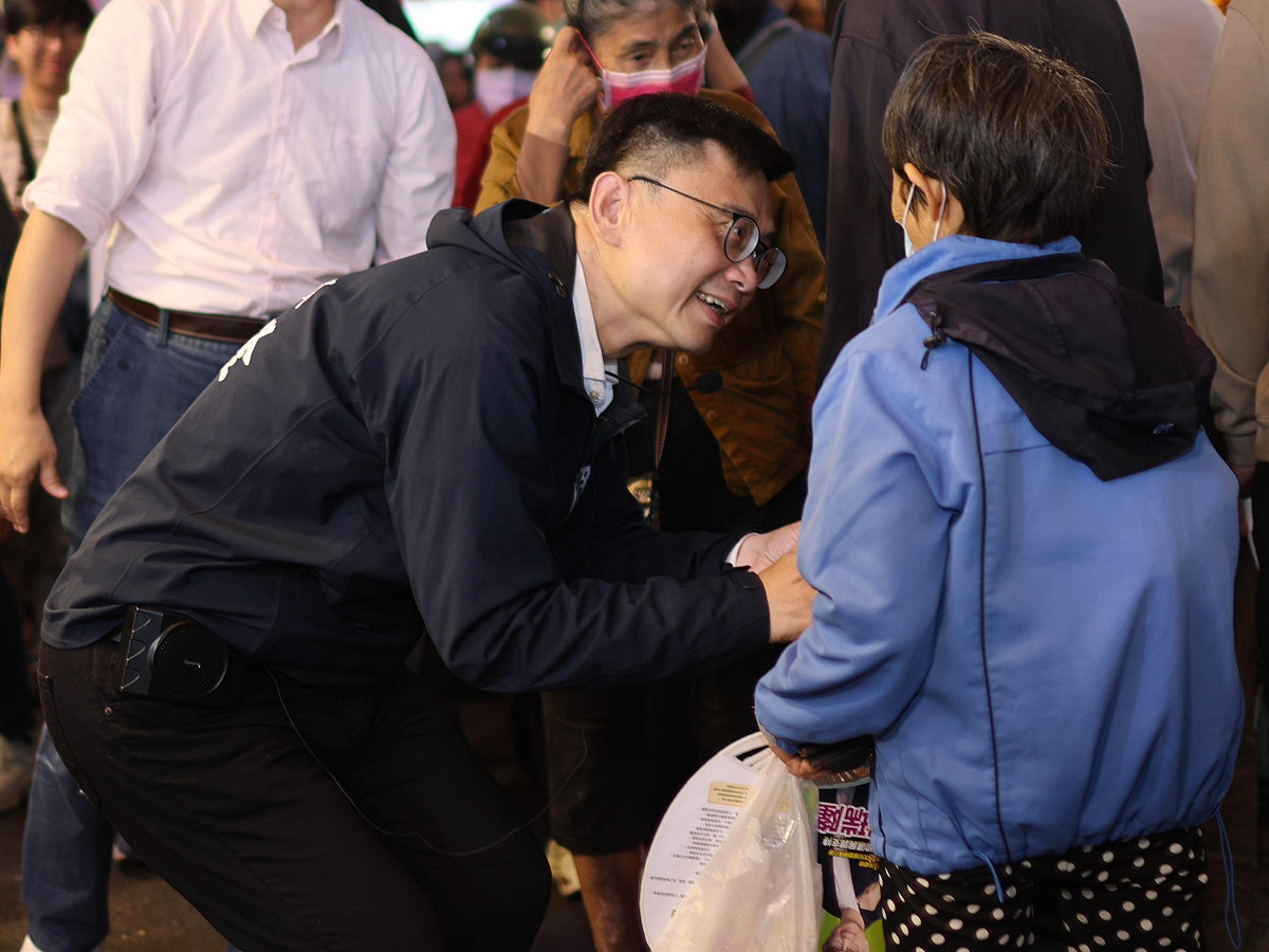 賴瑞隆(左)彎腰與民眾握手。 圖：賴瑞隆辦公室/提供