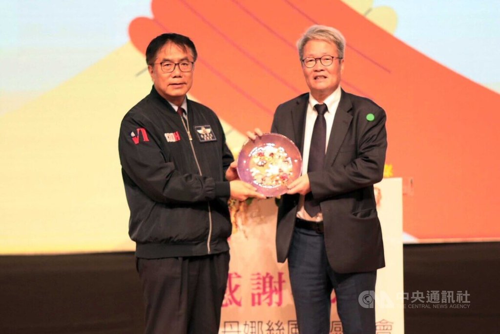台南市政府14日在新營文化中心演藝廳舉辦台南丹娜絲風災感恩會，市長黃偉哲（左）致贈紀念品，感謝行政院公共工程委員會主委陳金德（右）災復期間的協助。中央社記者楊思瑞攝　114年12月14日