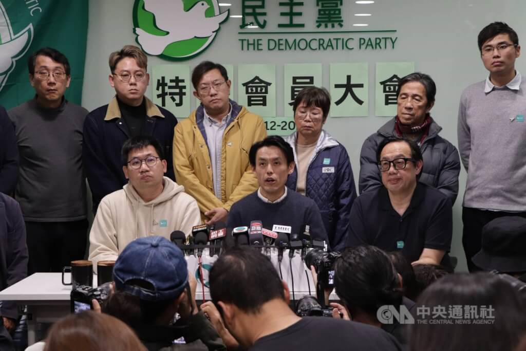 在「港區國安法」壓力下，屬香港民主黨派之一的民主黨14日下午召開特別會員大會，正式表決通過解散該黨及清盤（清算），民主黨主席羅健熙（前排中）即宣布，該黨今天起終止運作。 圖: 中央社提供