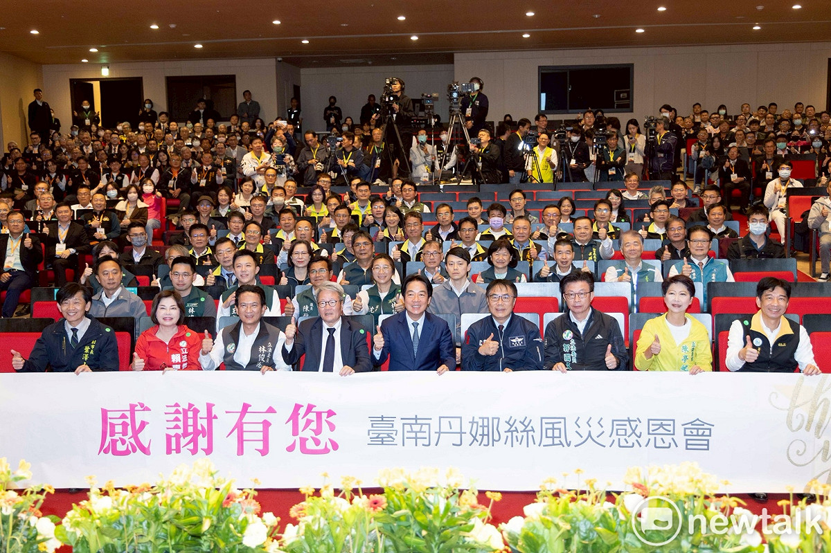 台南市政府舉辦「台南丹娜絲風災感恩會」，向協助災區重建的240個公私部門團隊致上最深敬意。典禮在南瀛室內樂團溫暖悠揚的樂聲中揭開序幕，象徵風雨過後的希望與重生，台南市長黃偉哲一一頒贈感謝狀，賴清德總統也蒞臨現場，表達對所有救災夥伴的高度肯定與感謝。 圖：台南市政府提供