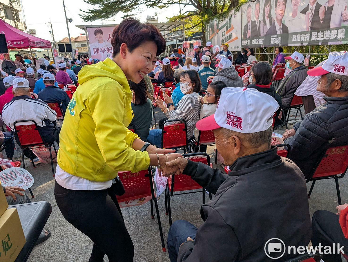 陳亭妃與現場市民近距離互動、傾聽意見，她表示台南的未來必須由人民共同決定，自己將把市民期待轉化為實際行動。 圖：陳亭妃服務處提供