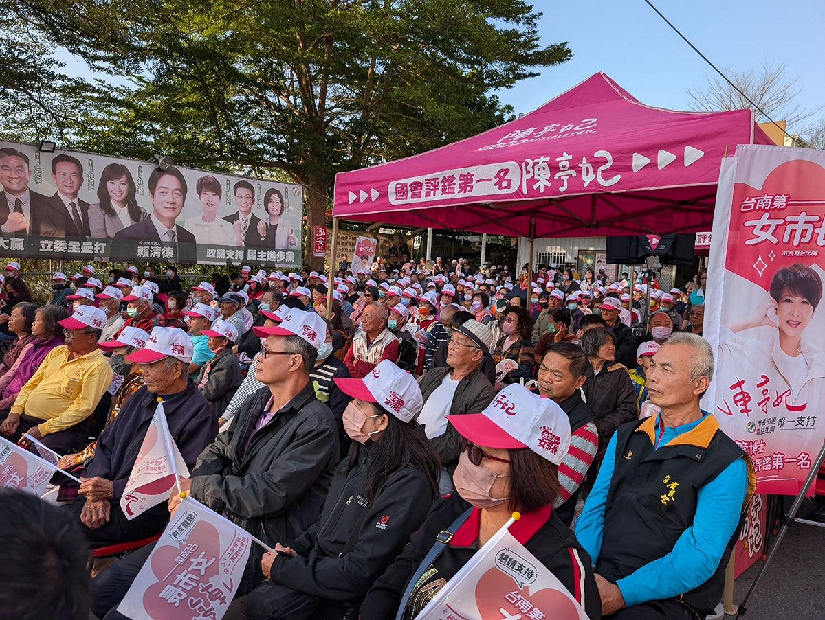 立法委員陳亭妃舉辦「人民是頭家・陳亭妃與市民的約定」說明會，向市民親自說明《陳亭妃與台南市民的約定書》，現場座無虛席，氣氛熱絡。 圖：陳亭妃服務處提供