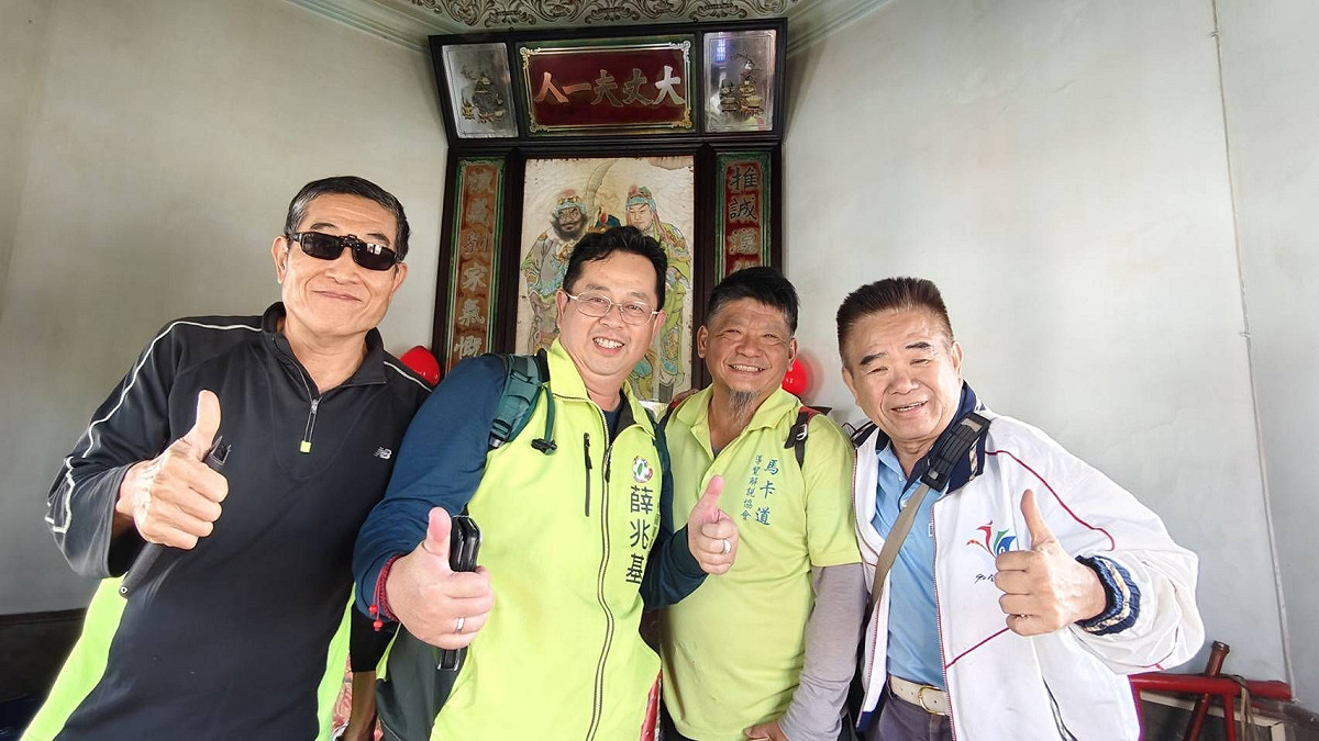薛兆基(左二)在地方耆老陪同下登上春秋閣三樓，實地了解國寶級藝術家潘春源親繪製的兩幅畫作。 圖：薛兆基競選總部/提供