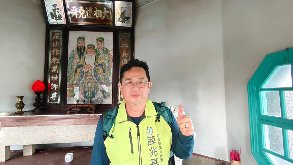 薛兆基強調春秋閣中的兩幅畫作，具體展現潘春源對宗教建築繪畫的貢獻。 圖：薛兆基競選總部/提供