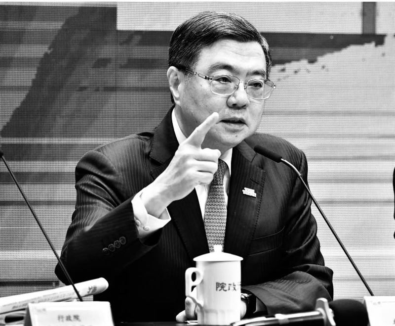 行政院長卓榮泰14日晚間在臉書Po出黑白照。 圖：翻攝卓榮泰臉書