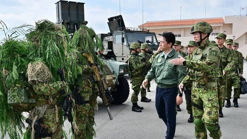 日本防衛大臣小泉進次郎23日前往石垣島視察自衛隊，並宣布向與那國島部署飛彈的計畫正按原定進度推進。 圖：小泉進次郎的 X