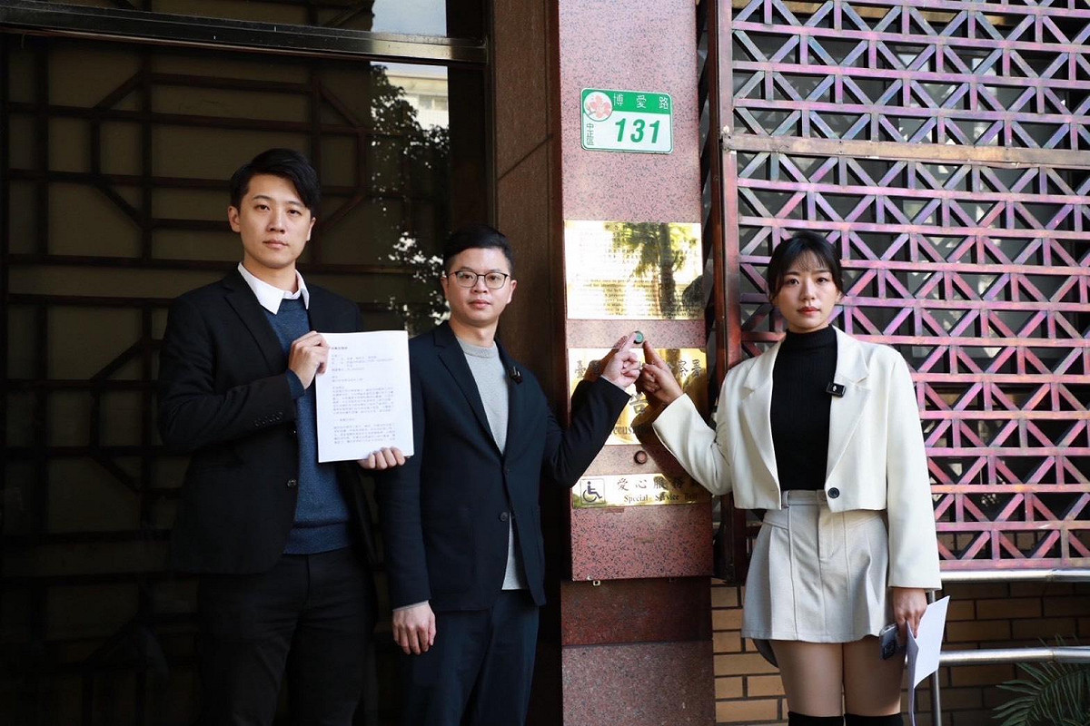 國民黨前發言人鄧凱勛、楊智伃赴台北地檢署告發國防部圖利。 圖：凌濤/提供