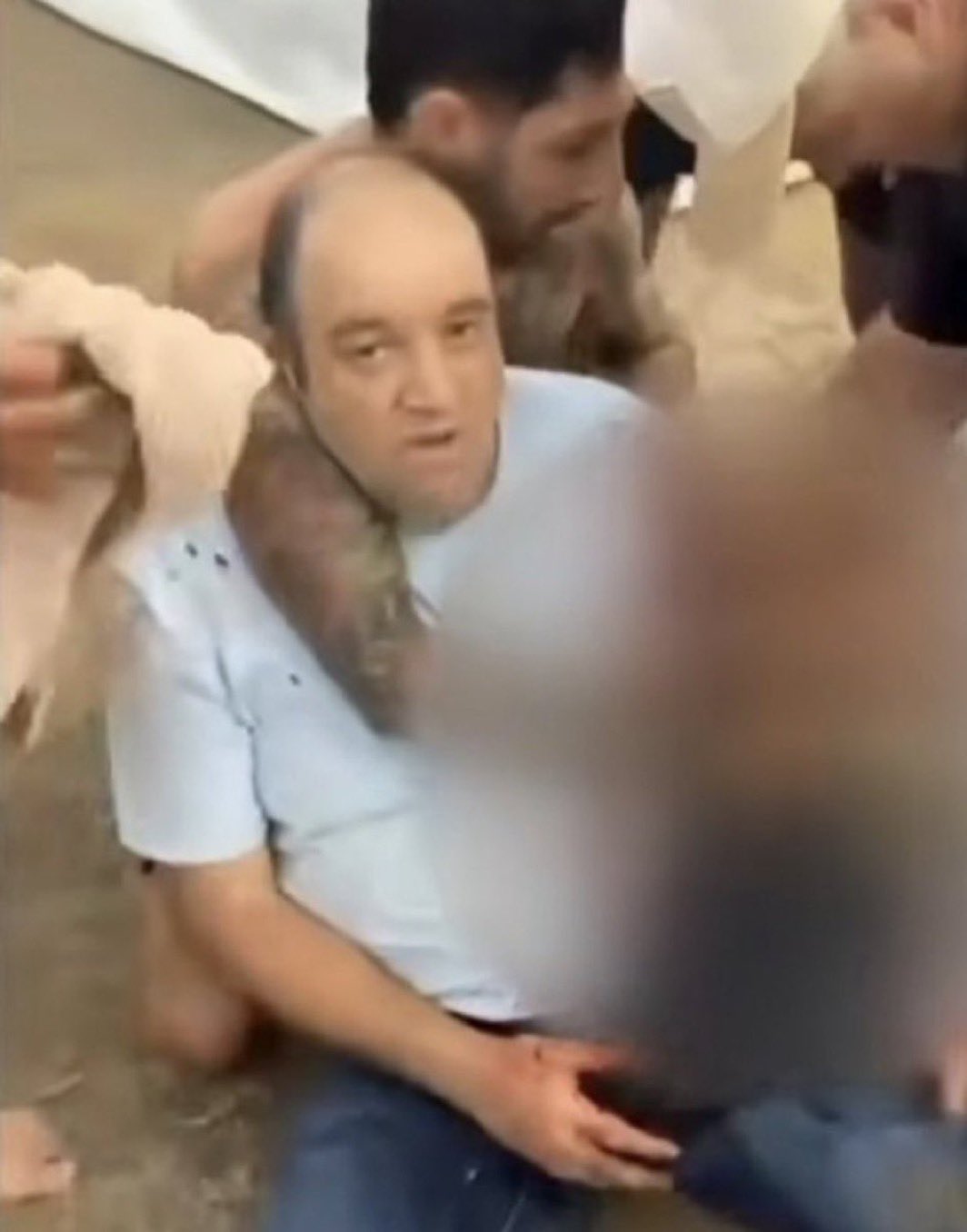 同屬穆斯林移民的艾哈邁德則選擇挺身對抗並協助警方制伏槍手，成為了澳洲民眾心目中的英雄。美國富豪阿克曼也發起眾籌，向艾哈邁德的家屬提供 100 萬美元的捐款。 圖：翻攝自 X