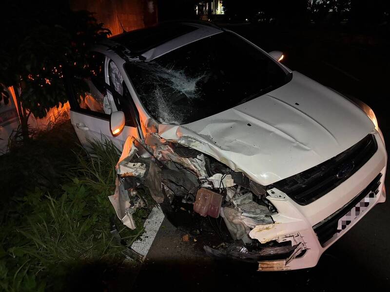 猛烈撞擊導致車輛一度騰空、車頭嚴重毀損。 圖：警方提供