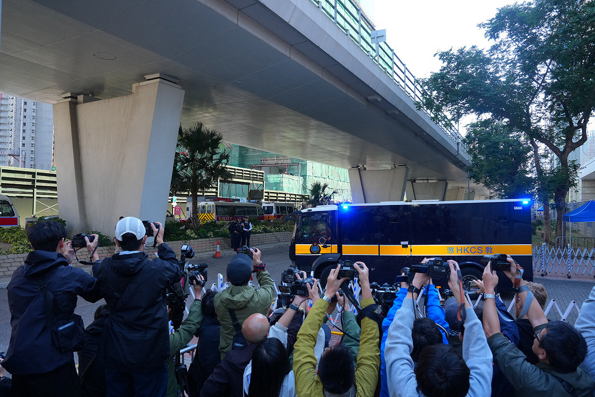 黎智英今日搭乘囚車進入香港西九龍法院。 圖：達志影像/路透社