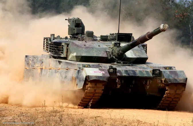 中國解放軍VT-4主戰坦克。 圖 : 翻攝自《沉浮歐羅巴》