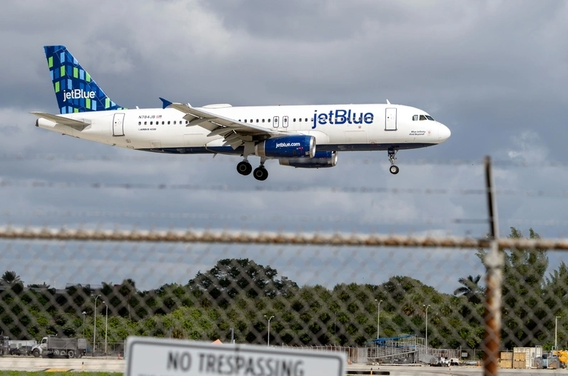捷藍航空的一架飛機降落。 圖:翻攝自觀察者網