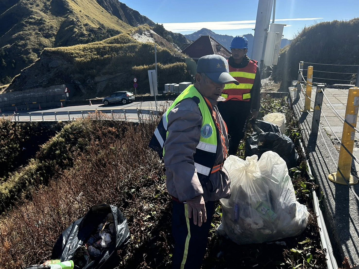 太魯閣國家公園管理處與林保署南投分署派員前往清理垃圾。 圖：取自太魯閣國家公園臉書
