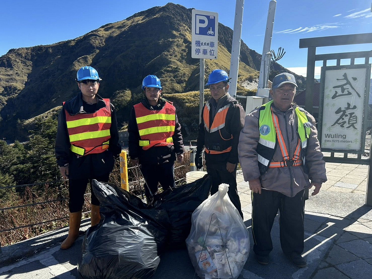 太魯閣國家公園管理處與林保署南投分署派員前往清理垃圾。 圖：取自太魯閣國家公園臉書