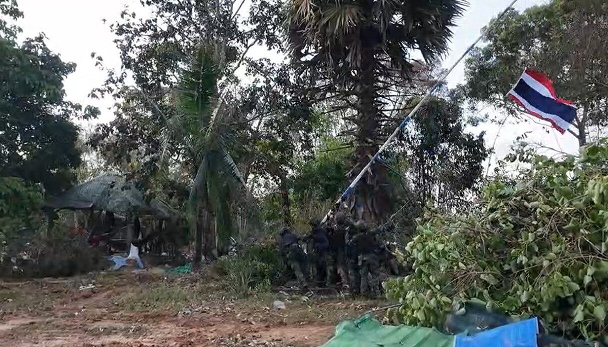 14 日清晨，泰國海軍宣布展開軍事行動，成功收復先前遭柬方控制的土地。海軍發言人表示，凌晨在班農裡、佔拉克分區及達叻府 Mueang 區爆發激烈戰鬥，上午 7 時 20 分已完全控制該區，並插上泰國國旗宣示主權。 圖:翻攝自X帳號@Fangliusy