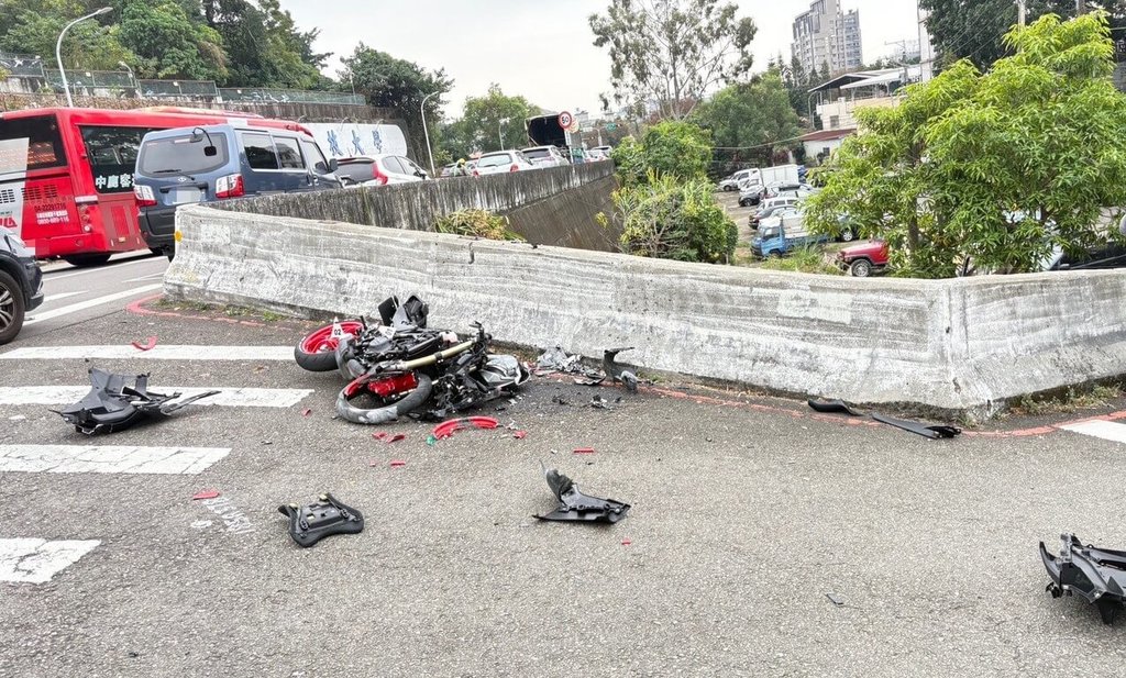 台中市北屯區廍子路與仁友巷口15日發生一起交通事故，20歲劉姓男子騎乘大型重機，不明原因自撞護欄，摔落1層樓高橋下，滿地都是機車零件碎片，男子緊急送醫搶救後不治。（民眾提供）中央社記者趙麗妍傳真　114年12月15日