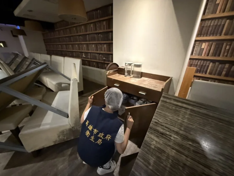 高雄異人館湯壺驚見蟑螂，業者坦承屬實，衛生局將依法最高開罰300萬元。 圖：高雄衛生局／提供