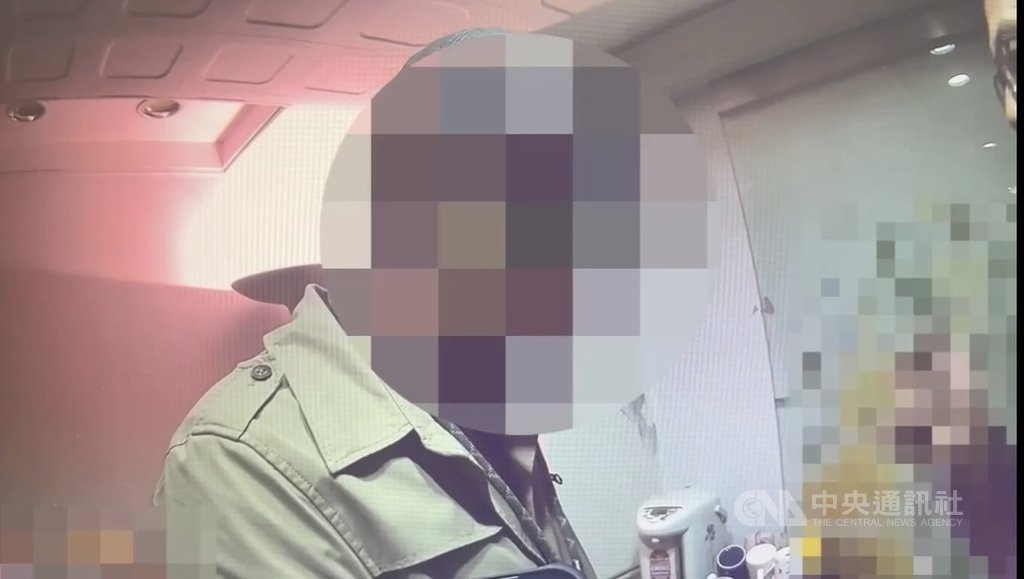 台北市警方15日凌晨執勤時發現信義區某間超商有名提款男子形跡可疑，經查竟是因違反藥事法遭北檢通緝的廖姓男子，全案詢後將廖男依詐欺提領車手現行犯及藥事法通緝案移送北檢偵辦。（翻攝畫面）中央社記者黃麗芸傳真　114年12月15日