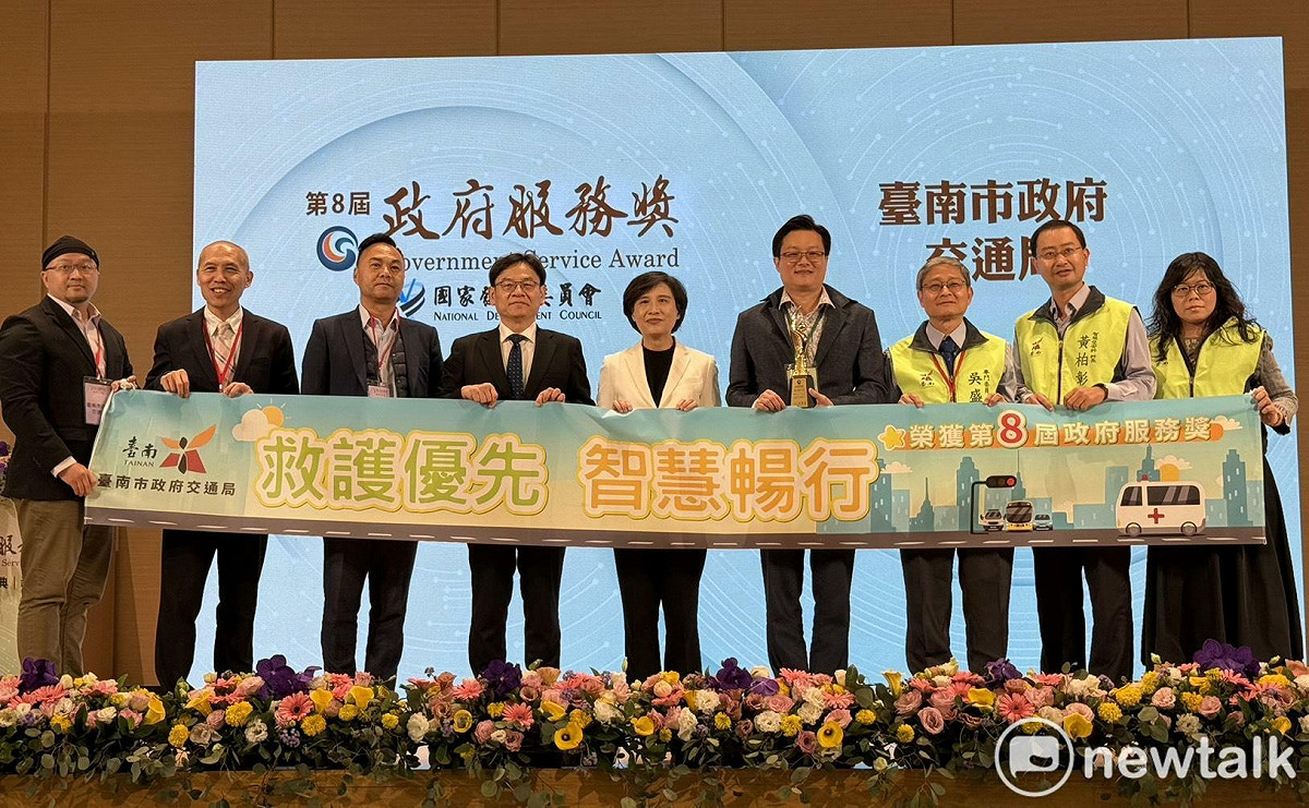 行政院副院長鄭麗君今日頒發國發會第8屆「政府服務獎」，台南市政府從144個參獎機關脫穎而出，由交通局和民政局獲頒2項大獎，彰顯市府在數位治理及人本服務的雙軌實力。 圖：台南市政府提供
