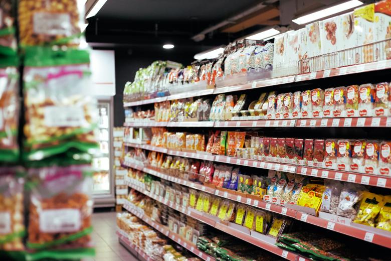 美伊衝突不斷帶動物價連連上漲，持續推升民眾日常生活的壓力負擔。 圖：翻攝自 X 帳號 @GreekNewsUSA