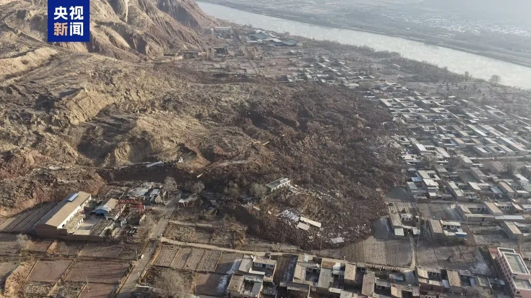 中國甘肅省發生山體滑坡，造成 45 戶住宅遭土石掩埋。 圖：翻攝自 央視新聞