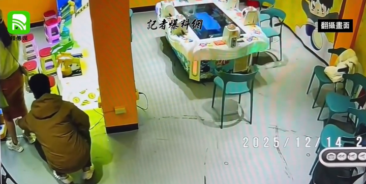 男子趁女子不注意，將手機鏡頭對準女子裙底偷拍。 圖：翻攝自臉書記者爆料網