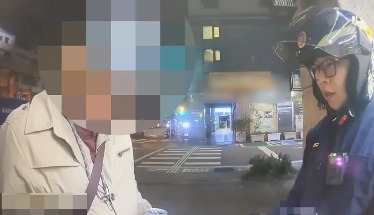 假神醫廖慶裕遭通緝後躲藏多年，於超商提款機行跡可疑，遭警方攔查。 圖：翻攝畫面
