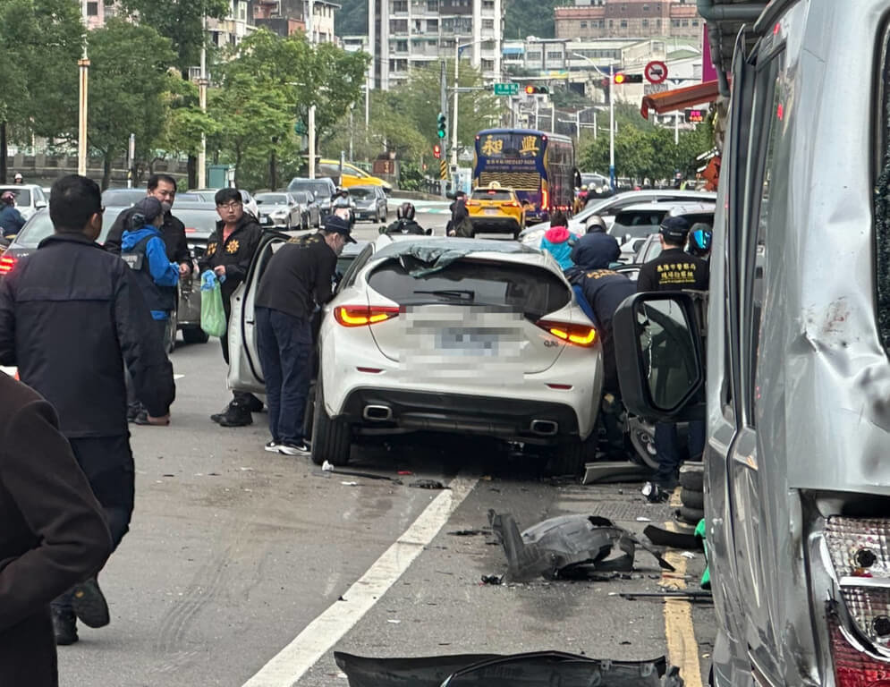 楊姓男子15日開車行經基隆仁一路與愛九路口時，先擦撞護欄後沿著仁一路撞擊路邊多輛汽機車及攤架，林姓女子傷勢嚴重，送醫不治。楊男經毒品快篩呈陽性反應，警方詢後將依法送辦。（讀者提供）中央社記者王朝鈺傳真　114年12月15日