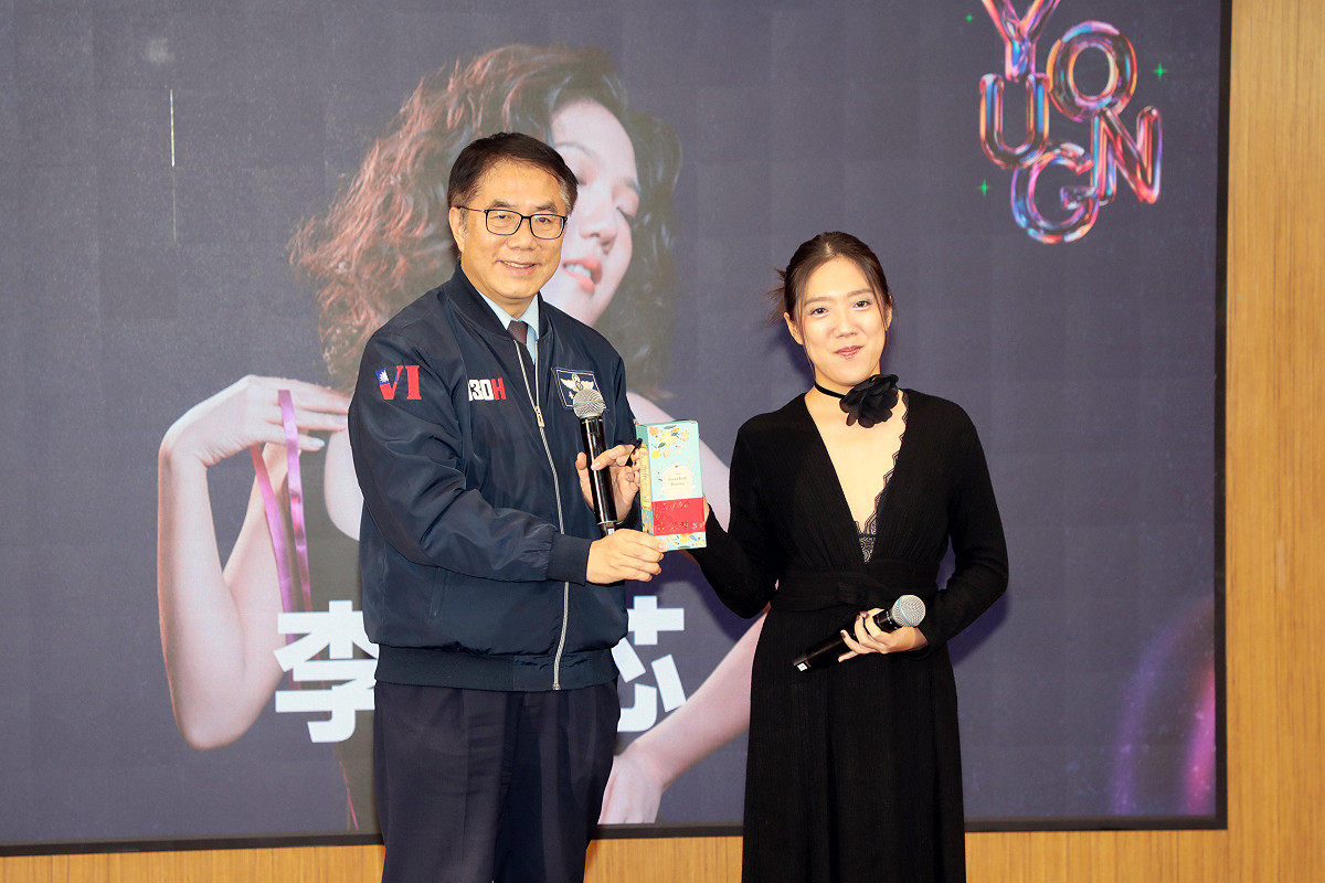 記者會現場邀請到台南女兒李竺芯出席，她不僅榮獲金曲獎最佳台語女歌手等三項大獎，亦曾受邀於總統就職國宴及金馬獎頒獎典禮獻唱，是台南之光。 圖：台南市政府/提供