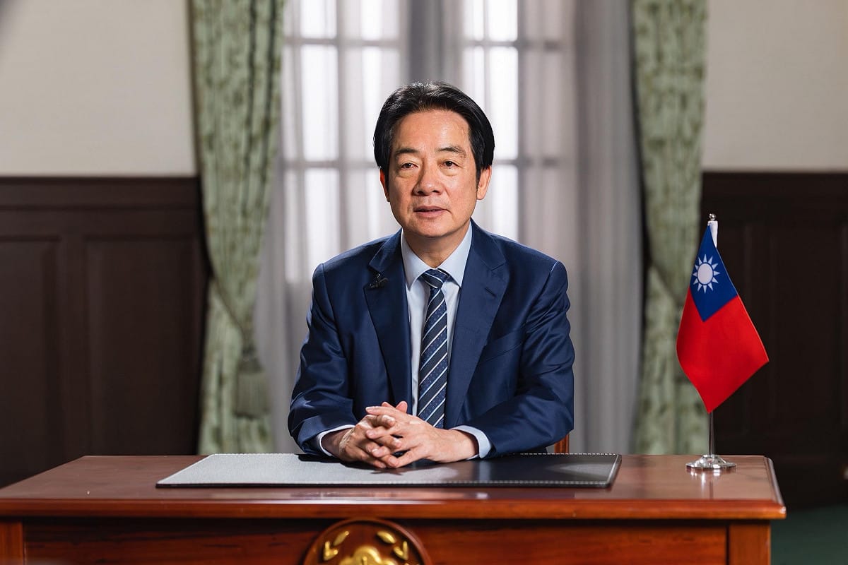 律師黃帝穎表示，藍白過半可輕易倒閣，卻捨近求遠去提無法過門檻的彈劾總統，擺明吃定藍白支持者不懂憲法，打假球打到這麼假都看不出來。 圖：總統府提供 （資料照）