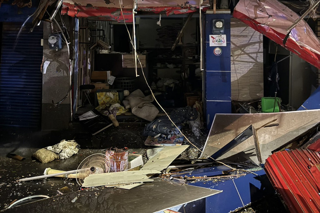台南市新營區一間透天建物15日晚間疑煮食不慎發生氣爆，導致屋主及路人共2傷送醫，事發現場一片狼藉，確切原因及財物損失，有待進一步釐清。（讀者提供）中央社記者楊思瑞台南傳真  114年12月15日