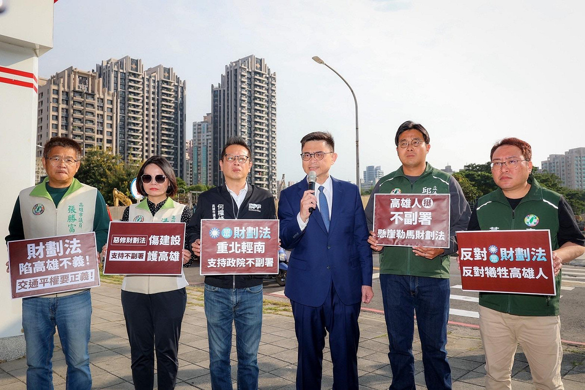 賴瑞隆(右三)偕同多位高雄市議員在捷運黃線沿線工地前召開記者會，強調藍白惡修財劃法，將重創高雄建設，支持行政院以「不副署」等各方案阻止惡法上路。 圖：賴瑞隆辦公室/提供