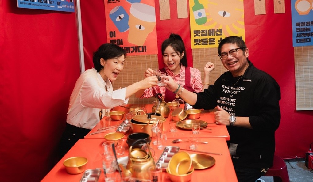 扈受暎支、安芝儇及丁度嵐(左至右)大推台韓下酒菜美食。 圖：高雄流行音樂中心/提供