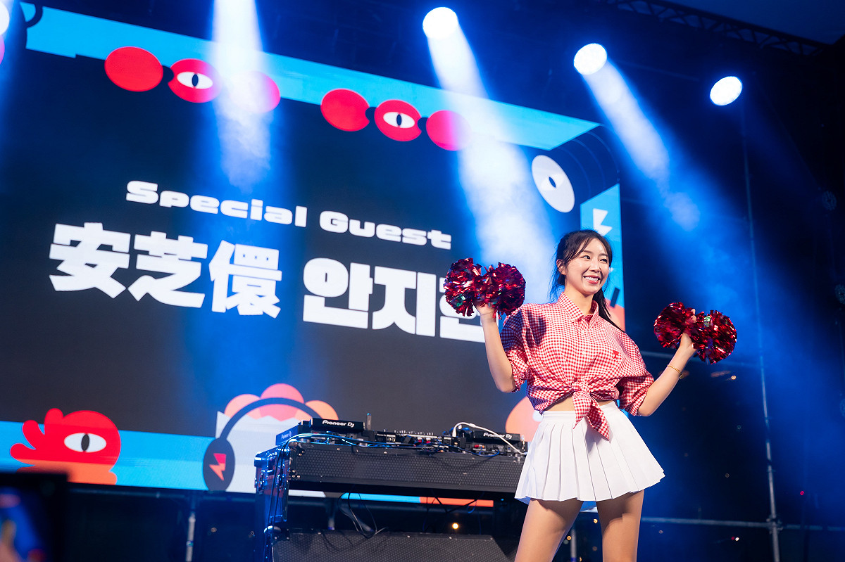 「K-POP DJ Night」安芝儇驚喜現身，以啦啦隊開場帶動第一波熱情。 圖：高雄流行音樂中心/提供
