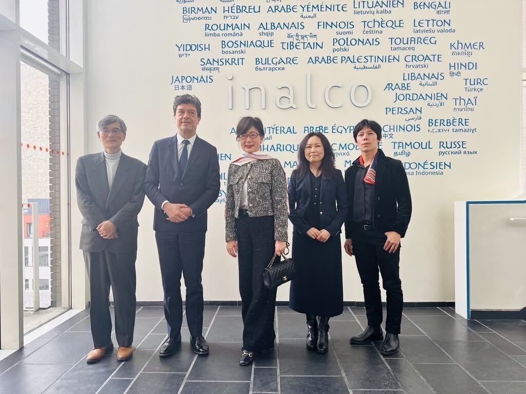 法國國立東方語言與文化學院（INALCO）與駐法代表處教育組簽署台灣研究講座備忘錄。講座負責人劉展岳（右1）說，他在這項5年期計畫中選擇從文化角度切入。（駐法代表處教育組提供）中央社記者曾依璇巴黎傳真　114年12月16日