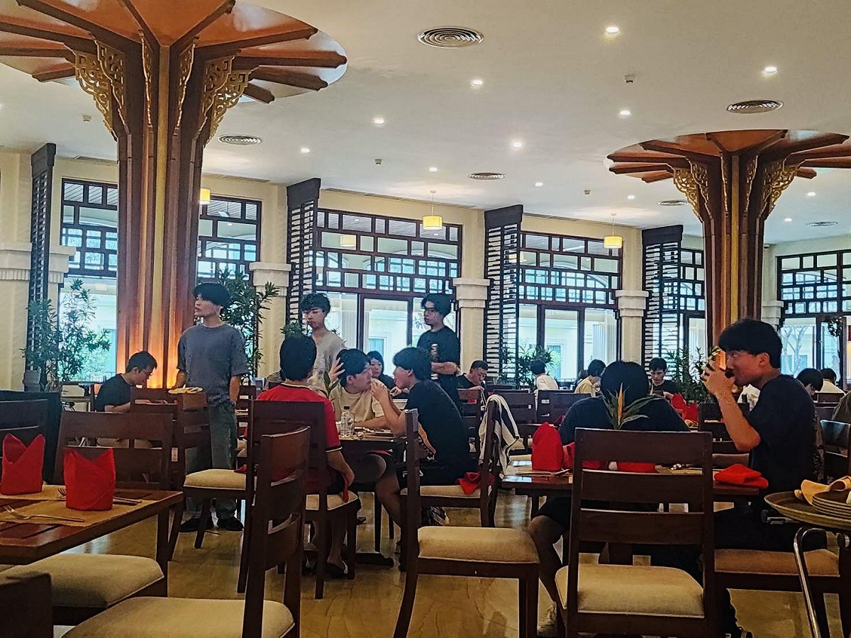 暹粒飯店的早餐廳處處可見日本團客。 圖：林修卉/提供