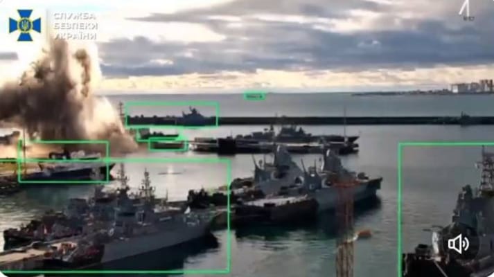 烏軍日前針對俄羅斯海軍的黑海艦隊發起打擊行動，並成功摧毀攻擊型潛艦「華沙維揚卡」號 ( Varshavyanka ) (左方爆炸處)。近期有消息稱，在針對俄軍潛艦發動攻擊前，烏克蘭使用無人機襲擊了黑海艦隊的反潛偵察機，確保相關攻擊行動能順利實施。 圖 : 翻攝自烏軍X