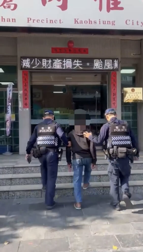 高雄鼓山區翠華路、九如路口14日有廟會遶境活動，但王姓男子（中）疑似酒醉，牽自行車停在車道中央，郭姓派出所長上前勸離，反遭王男脫鞋子丟擲，幸無人傷。全案依違反社維法送辦。（高市鼓山警分局提供）中央社記者洪學廣傳真　114年12月16日