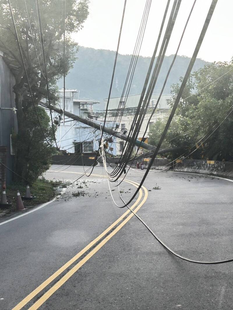 曳引車無視限高行駛，勾住電線後拉斷水泥電線桿，造成後方女騎士摔車送醫。 圖：翻攝畫面