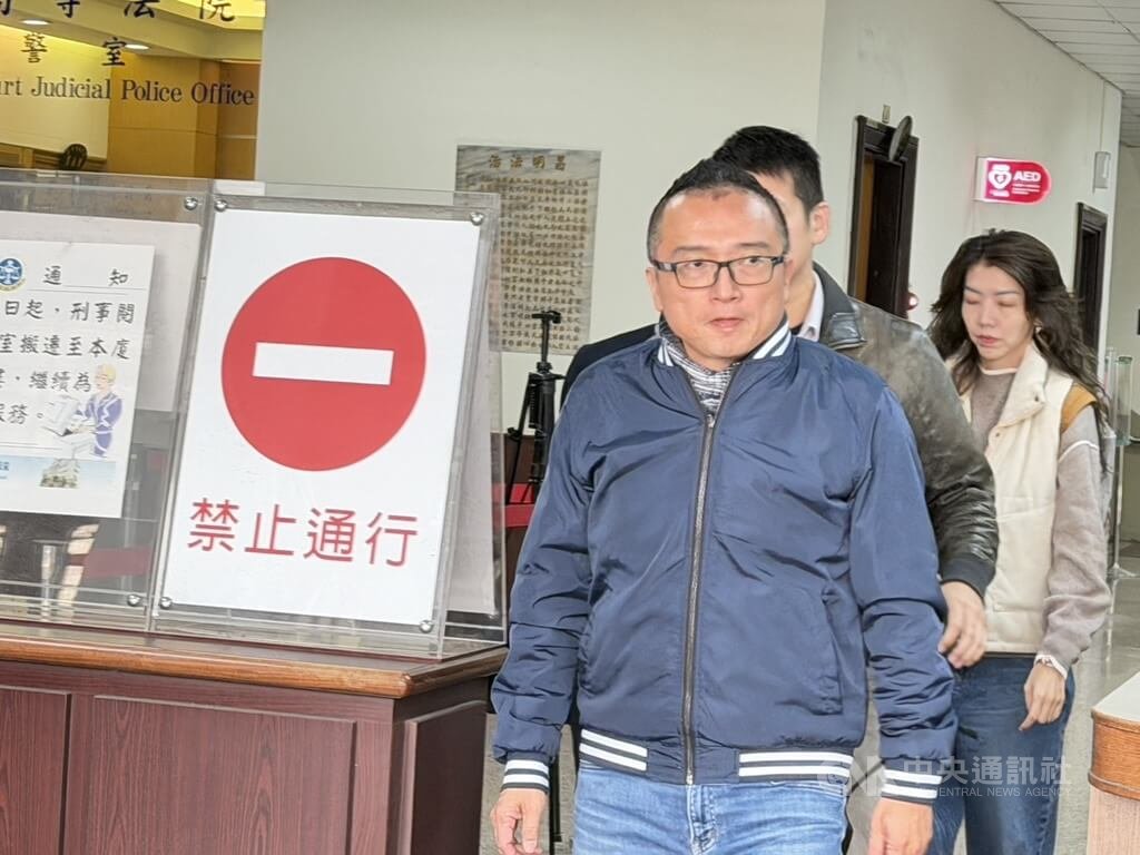 停職的新竹市長高虹安涉立委任內詐領助理費，二審台灣高等法院16日改依使公務員登載不實偽造文書罪判刑6月。民眾黨秘書長周榆修聆判後表示，高虹安沒有貪污，呼籲停止司法追殺。中央社記者劉世怡攝 114年12月16日