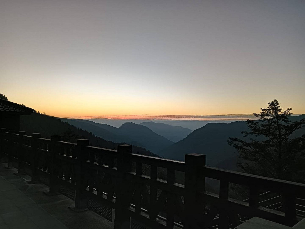 太平山周圍欄杆也覆上薄霜。 圖：取自太平山國家森林遊樂區臉書