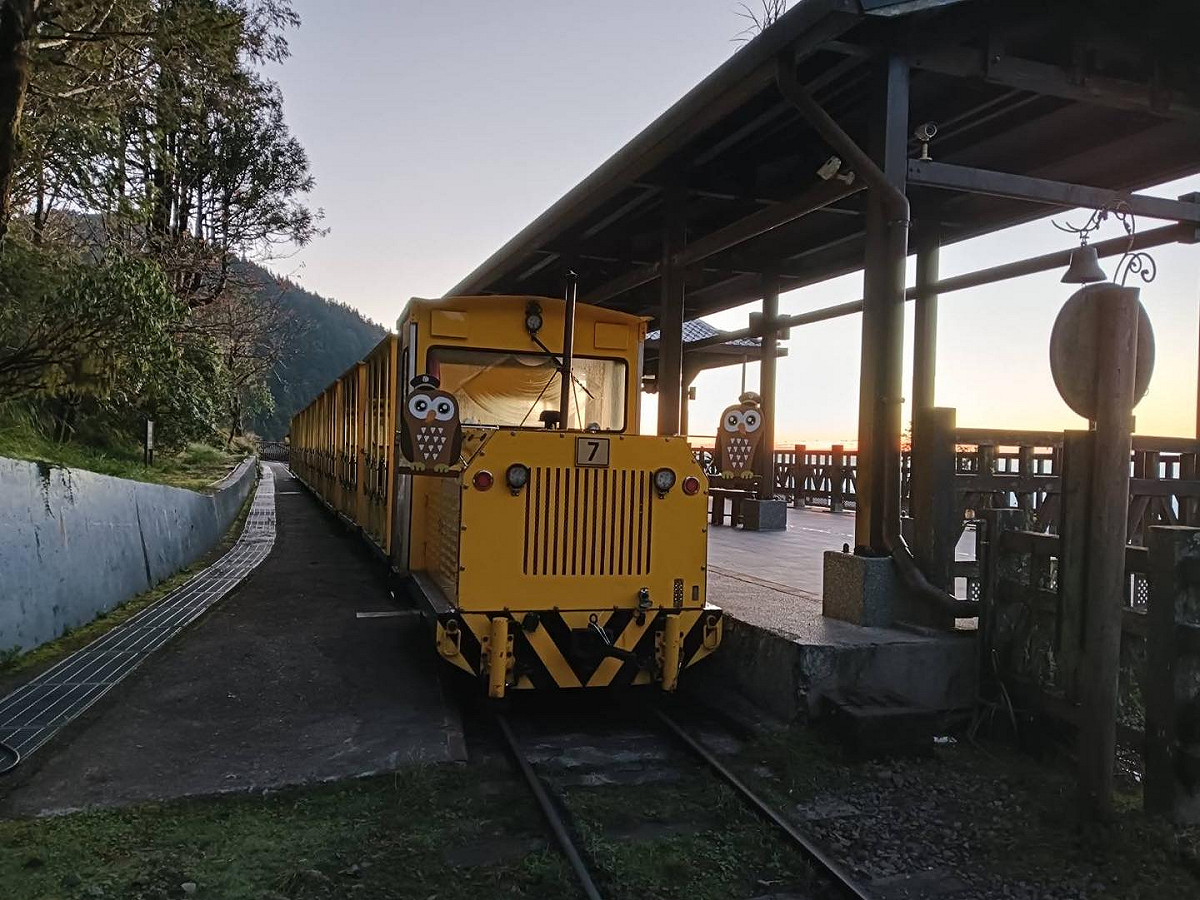 太平山蹦蹦車的窗戶也被白霜覆蓋。 圖：取自太平山國家森林遊樂區臉書
