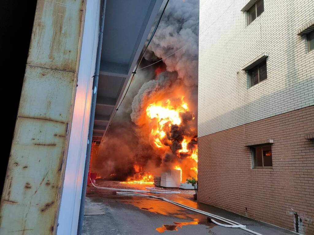 高雄大寮區大發工業區1間塑膠工廠16日中午疑似因機台起火，整間工廠竄出濃煙大火，消防局出動33車65人前往灌救，目前無人受傷受困，現場仍在滅火中。（高市消防局提供）中央社記者洪學廣傳真　114年12月16日