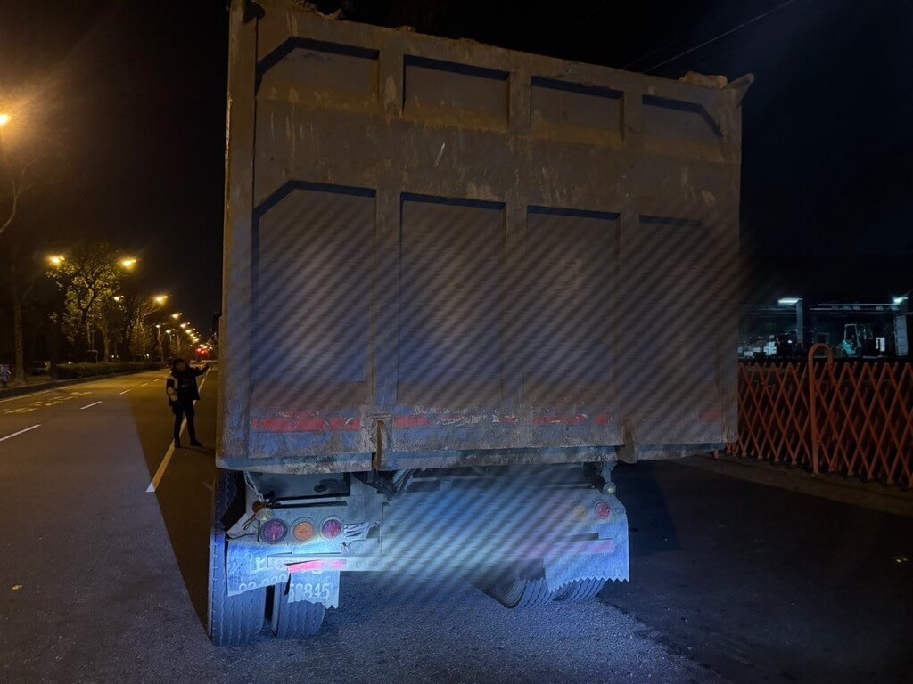 苗栗縣警察局頭份分局16日表示，員警深夜巡邏發現1輛載運廢土砂石車輛行駛於市區道路，經盤查駕駛說詞含糊且無法提出清運聯單，懷疑意圖非法傾倒，通報縣府環保局到場依法裁罰。（警方提供）中央社記者管瑞平傳真114年12月16日